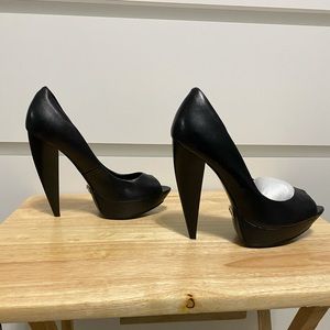 Stylish platform heeled peep toe